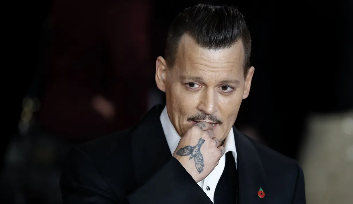 Johnny Depp selalu makan permen mint saat syuting The Tourist karena tak ingin Angelina Jolie merasa tak nyaman akan bau mulutnya. (TOLGA AKMEN / AFP)