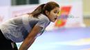 Dian Wijayanti beristirahat sejenak sebelum memulai latihan bersama Jakarta Elektrik PLN di Gor Ken Arok, Malang. (Bola.com/Nicklas Hanoatubun)