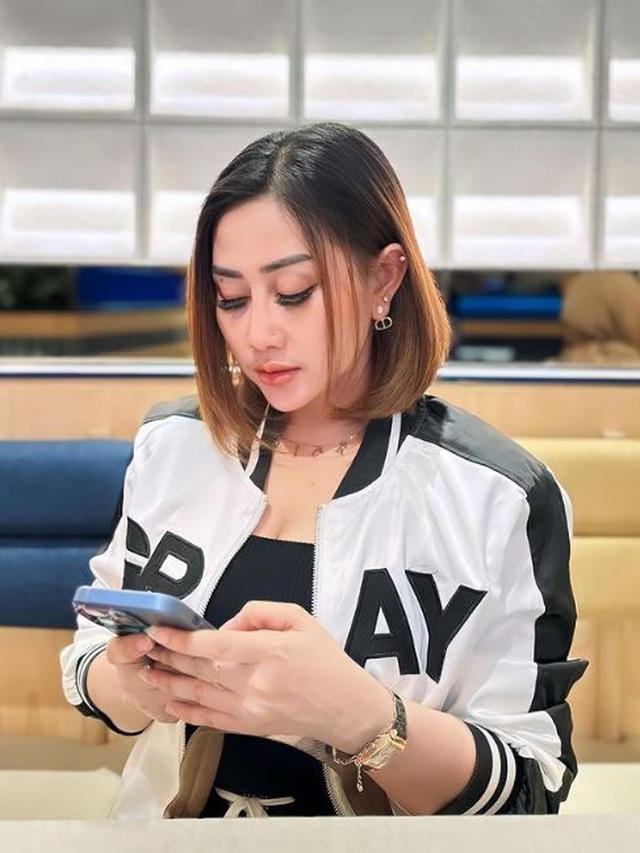 7 Potret Seleb TikTok Istri Polisi Probolinggo yang Ngamuk ke Siswa Magang, Gayanya Disorot