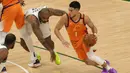 Walaupun tampil di hadapan pendukungnya, Bucks harus kesulitan membendung serangan Suns di awal pertandingan. Devin Booker (kanan) berhasil tampil gemilang dan bawa Suns unggul 23-20 di kuarter pertama. (Foto: Getty Images via AFP/Stacy Revere)