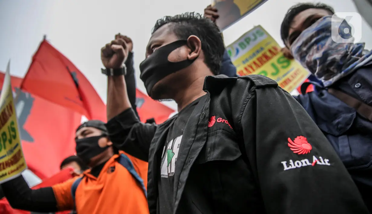 Pekerja alih daya (outsourcing) maskapai penerbangan Lion Air saat menggelar unjuk rasa di Gedung Lion Tower, Jakarta, Senin (13/7/2020). Aksi yang diikuti ratusan orang ini menuntut hak yang disebut belum dibayarkan oleh manajemen perusahaan. (Liputan6.com/Faizal Fanani)