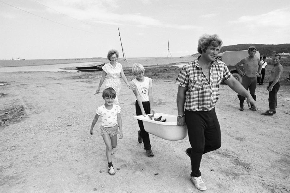 Orang-orang yang pernah merasakan sulitnya masa-masa krisis enggan membuang barang yang mereka miliki. Sumber: V. Titov/TASS