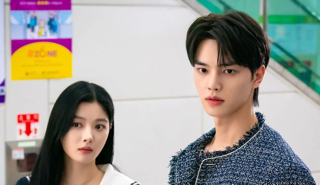 Cara mereka menjadi dekat dan saling mencintai pun tergolong unik. Song Kang yang mulai kehilangan kekuatannya sebagai iblis pun membuat Kim Yoo Jung khawatir hingga mengorbankan ambisinya. [Foto: Instagram/sbsdrama.official]