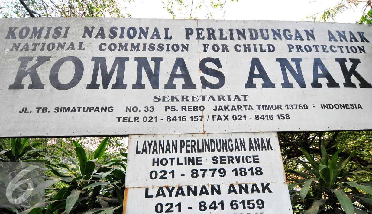 Papan nama Komisi Nasional Perlindungan Anak di Pasar Rebo, Jakarta Timur, Kamis (2/7/2015). Ketua Komnas PA meminta kepada aparat kepolisian segera mengungkap penyebab kebakaran di Komnas PA. (Liputan6.com/Yoppy Renato) 