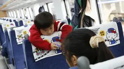 Seorang anak kecil terlihat berada di dalam kereta Taroko Ekspres yang bertemakan Hello Kitty di Taipei, Taiwan, Senin (21/3). Kereta tersebut akan melakukan perjalanan perdananya dari Taipe ke Taitung. (REUTERS/Tyrone Siu)