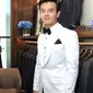 Dion Wiyoko fitting baju pengantin (Adrian Putra/bintang.com)