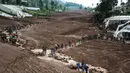 Badan Geologi Kementerian ESDM mengingatkan masyarakat untuk mewaspadai ancaman longsor susulan di Desa Pasirlangu, Kecamatan Cisarua, Bandung Barat, Jawa Barat, terutama saat hujan dengan intensitas tinggi dan durasi lama. Tampak dalam foto, tim penyelamat mencari korban tanah longsor di Desa Pasirlangu, Kecamatan Cisarua, Kabupaten Bandung Barat, Jawa Barat pada Minggu 25 Januari 2026. (Timur Matahari/AFP)