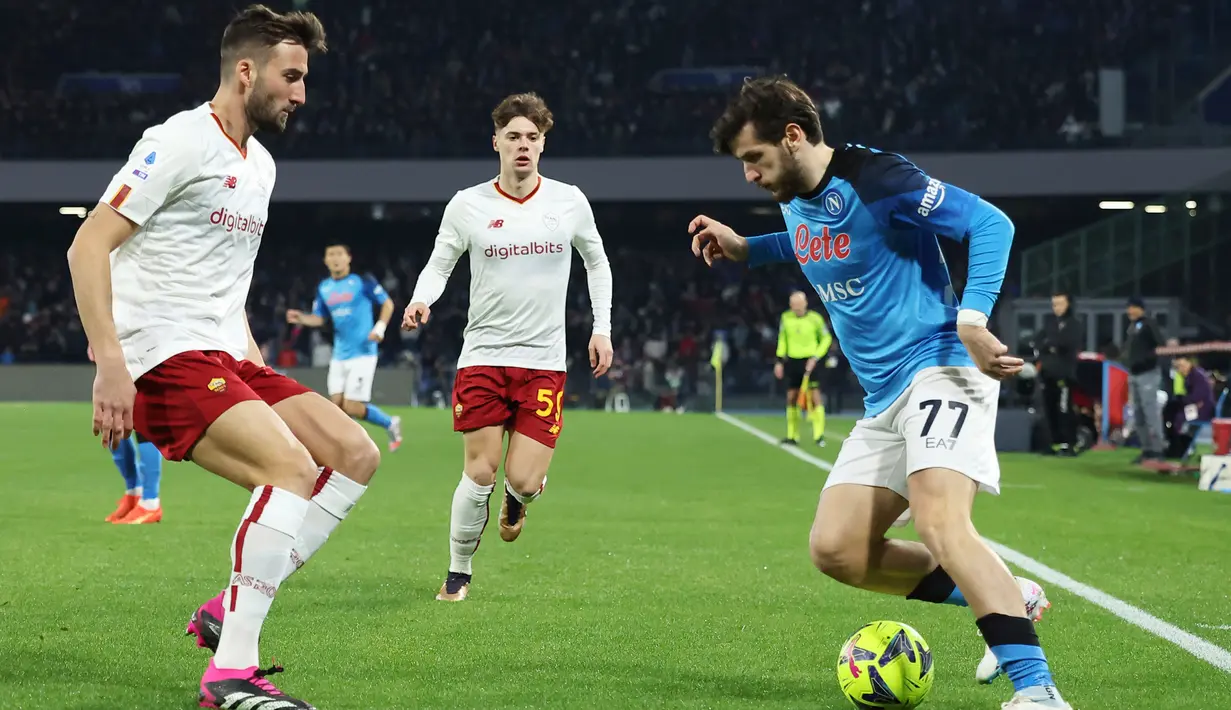 Pemain Napoli Khvicha Kvaratskhelia (kanan) berebut bola dengan pemain AS Roma Leonardo Spinazzola (kiri) pada pertandingan sepak bola Liga Italia di Stadion Diego Armando Maradona, Naples, Italia, 29 Januari 2023. Napoli makin kokoh puncaki klasemen sementara Liga Italia usai mengalahkan AS Roma dengan skor 2-1. (Alessandro Garofalo/LaPresse via AP )