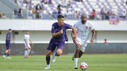 Pemain Persita, Tamirlan Kozubaev (kiri) berebut bola dengan pemain Borneo FC, Joel Vinicius Silva Dos Santos dalam laga BRI Super League 2025/2026 di Indomilk Arena, Tangerang, Banten, Jumat (09/01/2026). (Bola.com/Bagaskara Lazuardi)