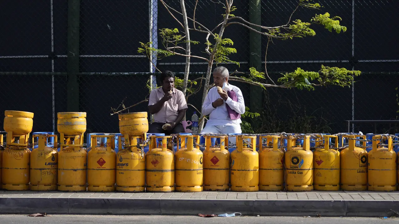 Antrean Panjang Tabung Gas Kosong di Tengah Krisis Sri Lanka