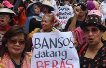 FOTO: Harga Beras Mahal, Emak-Emak Berdaster Geruduk Bawaslu Tuntut Dugaan Politisasi Bansos Diusut Tuntas