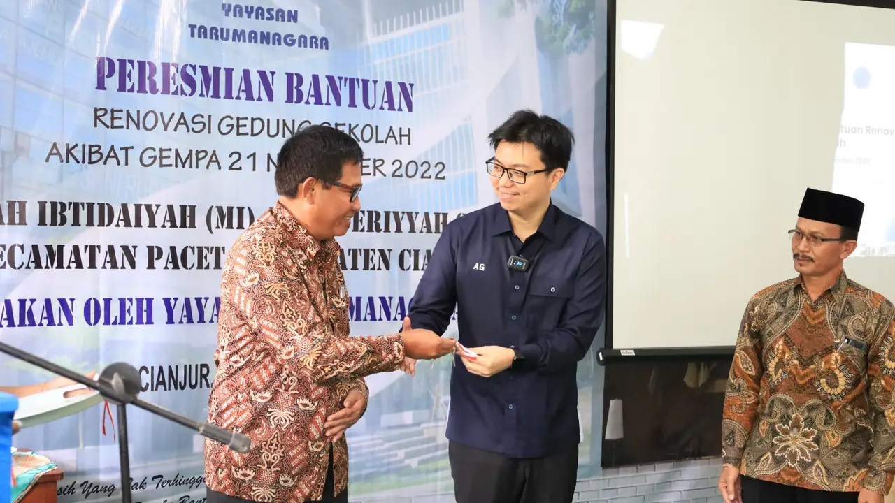 Yayasan Tarumanagara  meresmikan rampungnya renovasi sekolah Madrasah Ibtidaiyah Al-Khoeriyyah. (Istimewa)