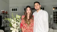 Aditya Trihatmanto mengenakan koko putih dan celana hitam, sedangkan Kezia mengenakan kaftan merah di Hari Raya Idul Fitri (Dok.Instagram/@keziatoemion/https://www.instagram.com/p/CAkgrl8svmi/Komarudin)