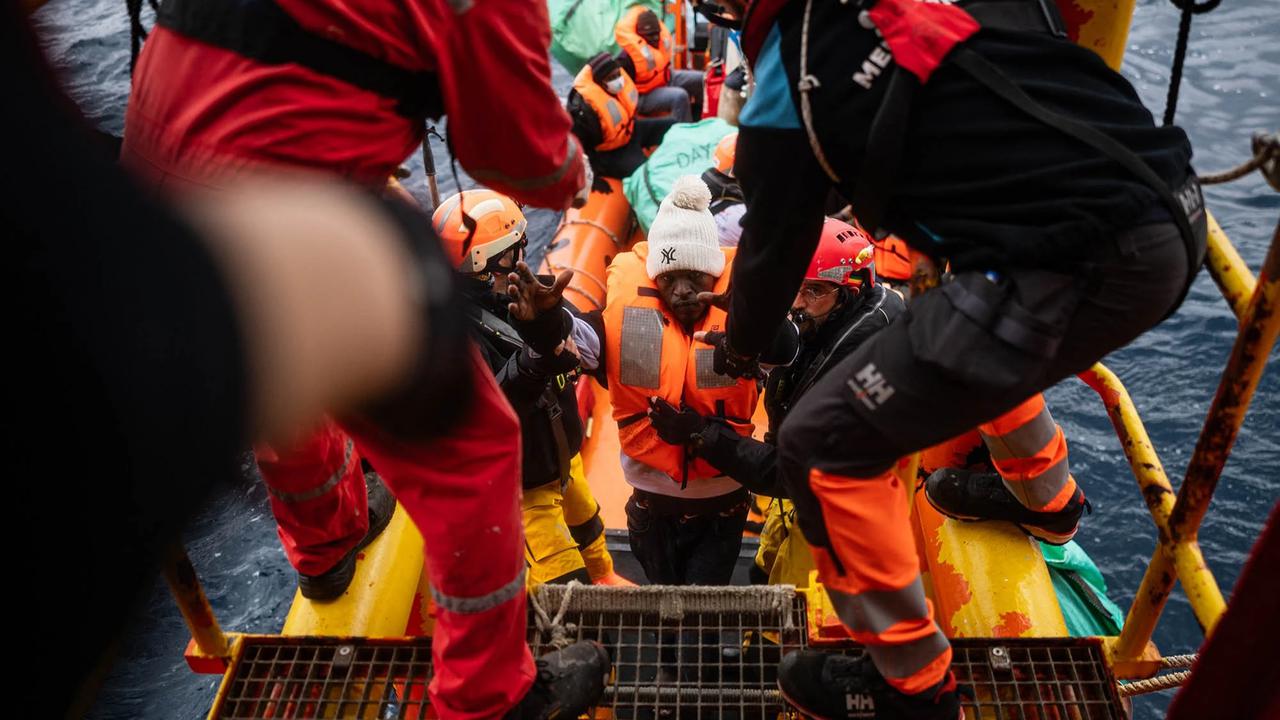 FOTO: Detik Detik Penyelamatan Migran di Laut Lepas Libya