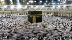 Ribuan jemaah muslim saat mengumandangkan doa sambil mengelilingi Kakbah selama bulan suci Ramadan di Masjidil Haram, Mekah, Arab Saudi, Rabu (8/6). (REUTERS/Faisal Al Nasser)