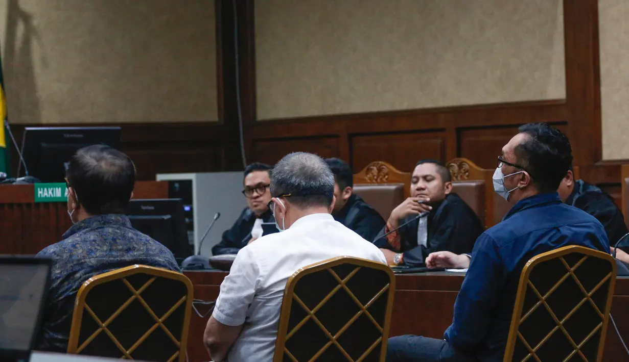 Jaksa Penuntut Umum (JPU) pada Kejaksaan Agung (Kejagung) menuntut tiga hakim pada Pengadilan Negeri (PN) Surabaya yang menjatuhkan vonis bebas untuk pelaku pembunuhan Gregorius Ronald Tannur dalam sidang pembacaan tuntutan di Pengadilan Tindak Pidana Korupsi (Tipikor), Jakarta, Selasa (22/4/2025). (merdeka.com/Arie Basuki)