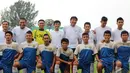 Tim Artis berfoto bersama pemain Persib U-21. Rico Ceper, Said Bajuri, dan Robi Darwis tersenyum bahagia karena ini memang laga persahabatan untuk menghibur penonton Bandung (bobotoh). (Liputan6.com/GilarDhani)