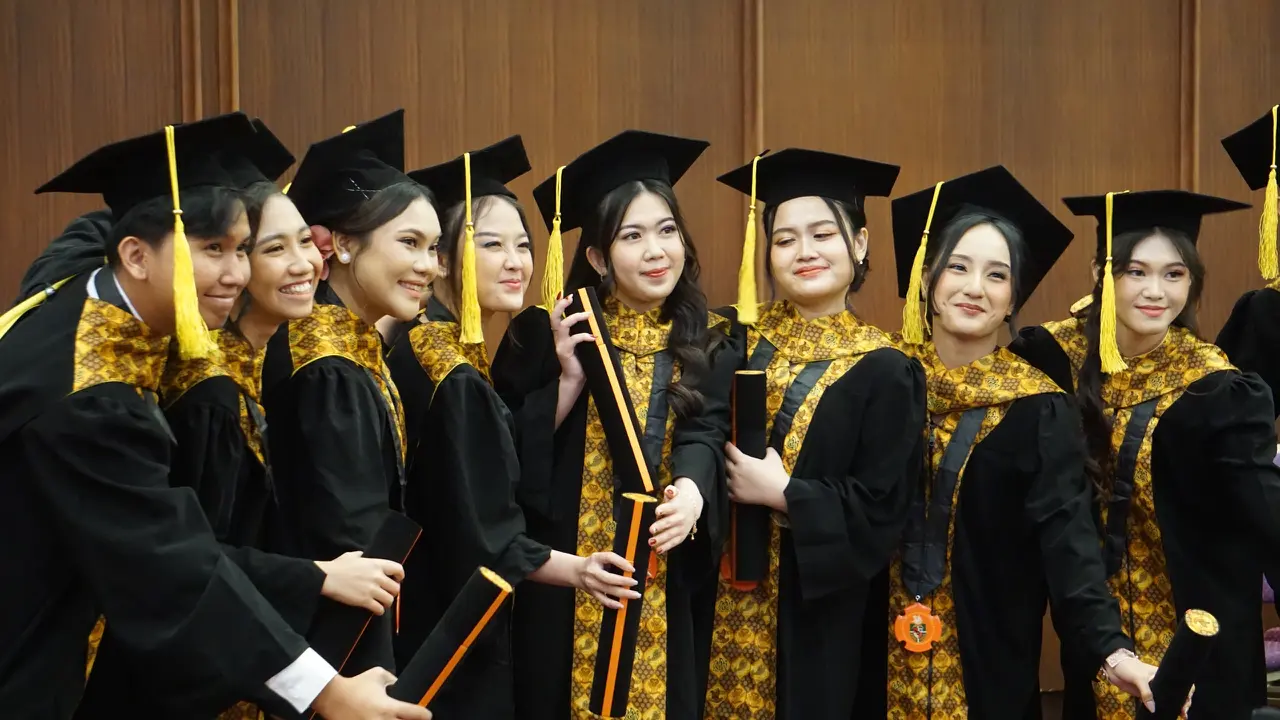 Wisuda Sarjana ke-85 dan Pascasarjana ke-59 dilaksanakan di hall Nusantara, ICE BSD, Tangerang, Banten pada Kamis 12 Juni 2025.