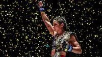 Allycia Hellen Rodrigues mengalahkan Stamp Fairtex melalui keputusan mayoritas pada laga Atomweight Muay Thai