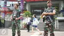TNI ikut serta dalam pengamanan Jakarta saat Pilkada DKI Jakarta putaran ke 2, Jakarta, Rabu (15/4). Selain di TPS, TNI juga menjaga sejumlah pusat perbelanjaan. (Liputan6.com/Angga Yuniar)