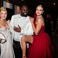 Florence Pugh tampil dengan poni struktural dan riasan glam yang lembut bersinar. [Foto: @theacademy]