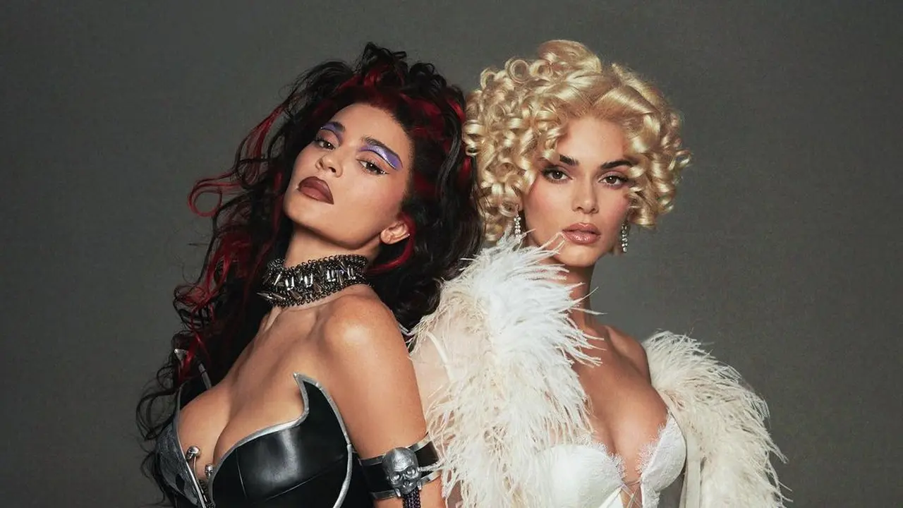 Gaya Totalitas Kendall Jenner-Kylie Jenner Rayakan Halloween, Cosplay Jadi Sugar dan Spice di Film Batman Forever 1995