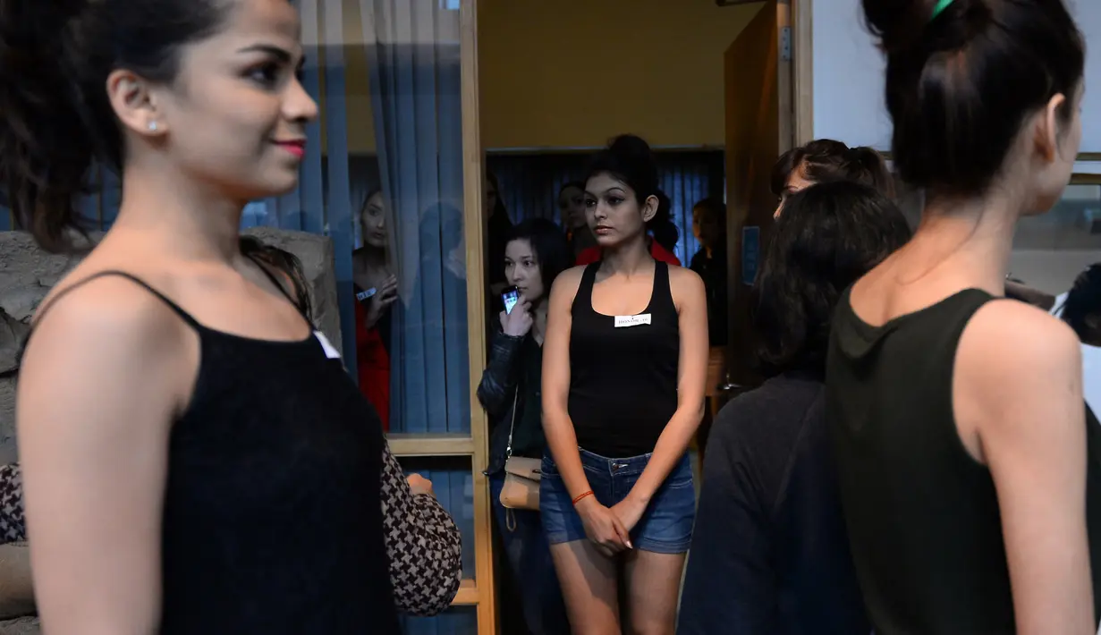 Para peserta berada di ruang rias menunggu giliran tampil dalam audisi model Amazon India Fashion Week 2017 di New Delhi (20/1). (AFP Photo)