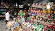 Calon pembeli memilih kue kering dalam kemasan di lapak penjual kue musiman di Jalan Raya Bogor Km. 26, Jakarta, Sabtu (30/4/2022). Menurut pedagang penjualan kue kering kemasan di kawasan itu meningkat menjelang Lebaran. (Liputan6.com/Faizal Fanani)