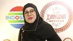 Penyanyi dangdut Elvy Sukaesih berpose seusai jumpa pers Liga Dangdut Indonesia di SCTV Tower, Jakarta, Jumat (12/1). Peserta Liga Dangdut Indonesia akan dikomentari langsung oleh dewan dangdut dan promotor. (Liputan6.com/Herman Zakharia)
