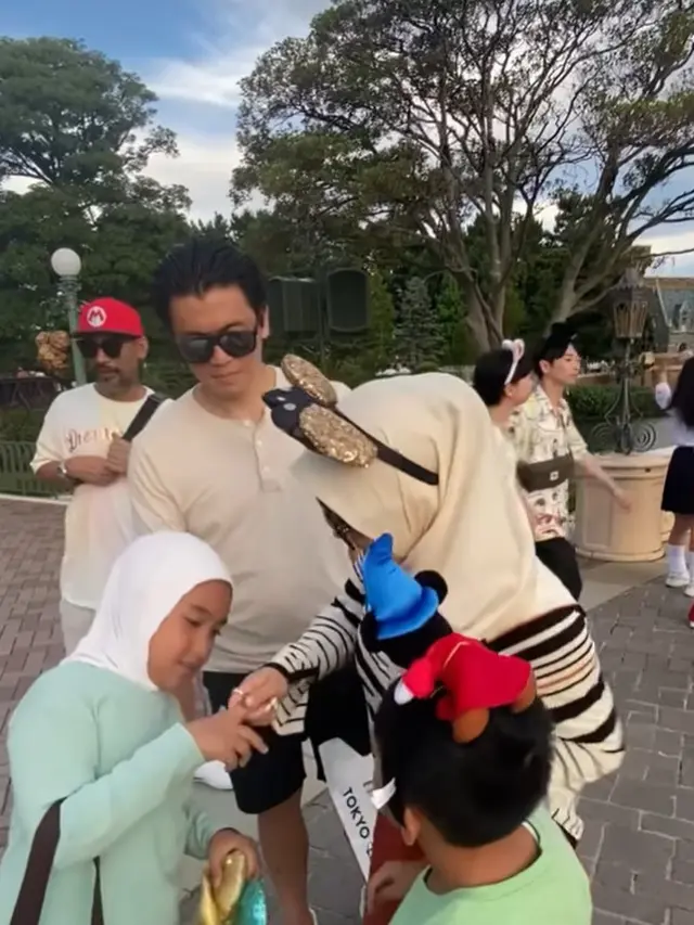 Potret Syahrini bermain di Disneyland Jepang bersama keponakannya. (Foto: Instagram/princessyahrini)