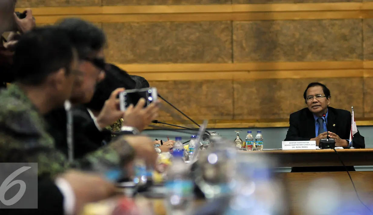 Menko Kemaritiman, Rizal Ramli memberikan keterangan dalam pertemuannya di BPPT, Jakarta, Kamis, (12/11). Sebanyak 30 orang delegasi dari 27 perusahaan mendiskusikan topik - topik Implementasi paket - paket kebijakan Pemerintah. (Liputan6.com/Johan Tallo)