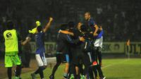 Skuat Persib merayakan gol Billy Keraf saat melawan Persegres Gresik United di Stadion Tri Dharma, Gresik. Gol itu dicetak menjelang pertandingan berakhir. (Bola.com/Fahrizal Arnas)