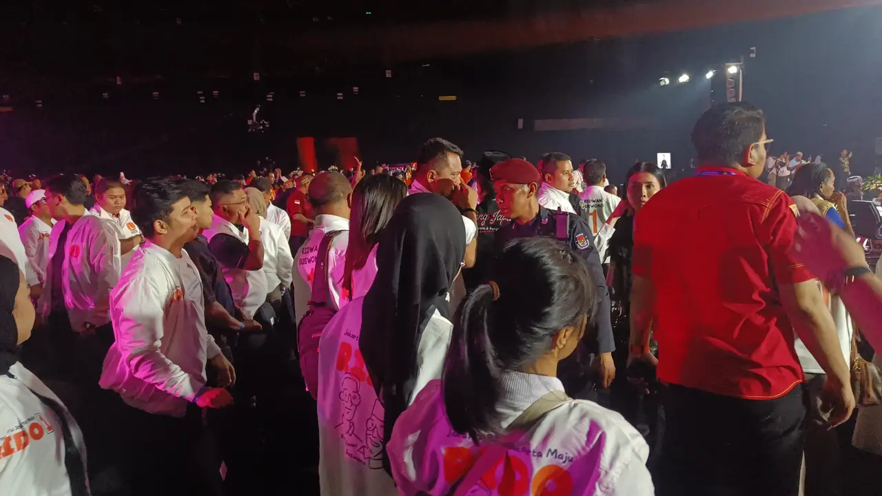 Debat kedua Pilkada Jakarta 2024 sempat terjadi kericuhan antara pendukung pasangan cagub-cawagub nomor urut 1 Ridwan Kamil-Suswono dengan pasangan nomor urut 3 Pramono Anung-Rano Karno, Minggu (27/10/2024). (Merdeka.com/Rahmat Baihaqi)