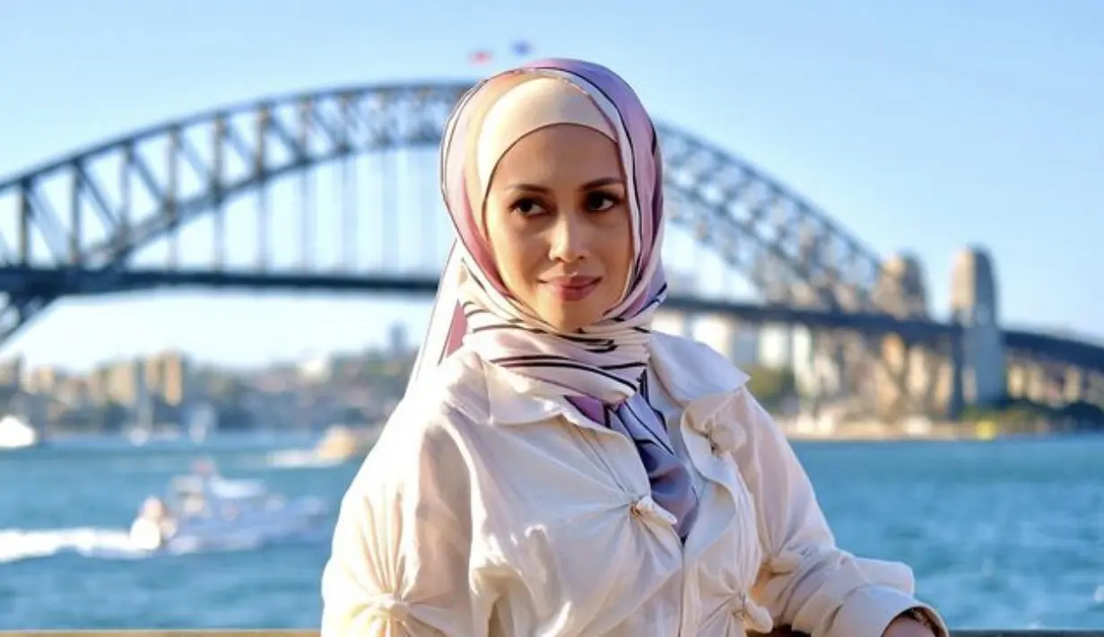 Mengenakan kemeja disertai aksen ikat berhasil hadirkan kesan unik tersendiri. Kemeja putih yang dipakai menjadi lebih unik. [Foto: Instagram/ azrinazmazharhakim]