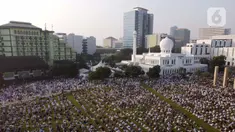 Foto udara memperlihatkan suasana jelang shalat Idul Fitri 1442 H di Lapangan Masjid Agung Al Azhar, Jakarta, Kamis (13/5/2021). Ribuan umat muslim melaksanakan shalat Idul Fitri 1442 H di Lapangan Masjid Agung Al Azhar dengan menerapkan protokol kesehatan ketat. (Liputan6..com/Helmi Fithriansyah)