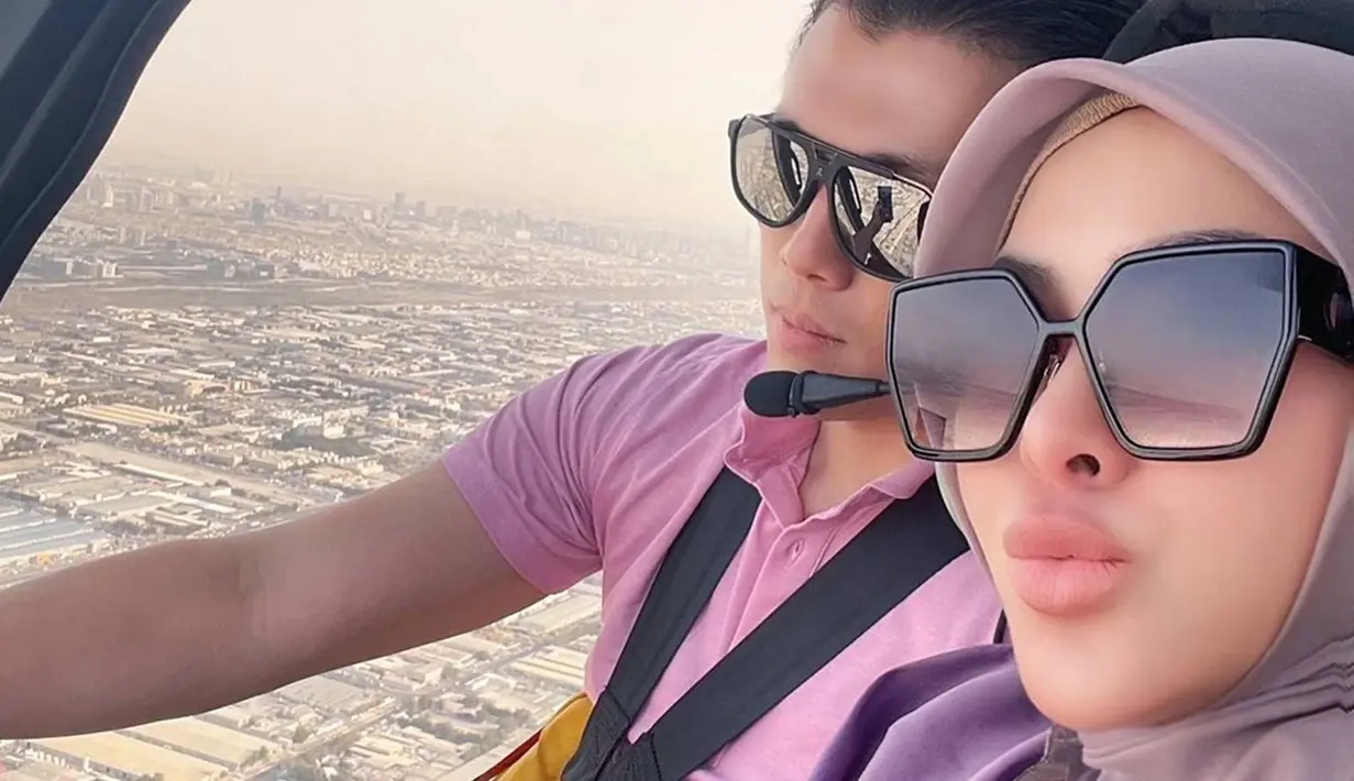 Selain bekerja, keduanya pun kerap jalani liburan ke luar negeri. Paling baru, pasangan ini tengah menikmati serunya liburan bersama ke Dubai, Uni Emirat Arab. Di Dubai keduanya pun mengunjungi berbagai tempat ikonik seperti Burj Khalifa. (Liputan6.com/IG/@princessyahrini)