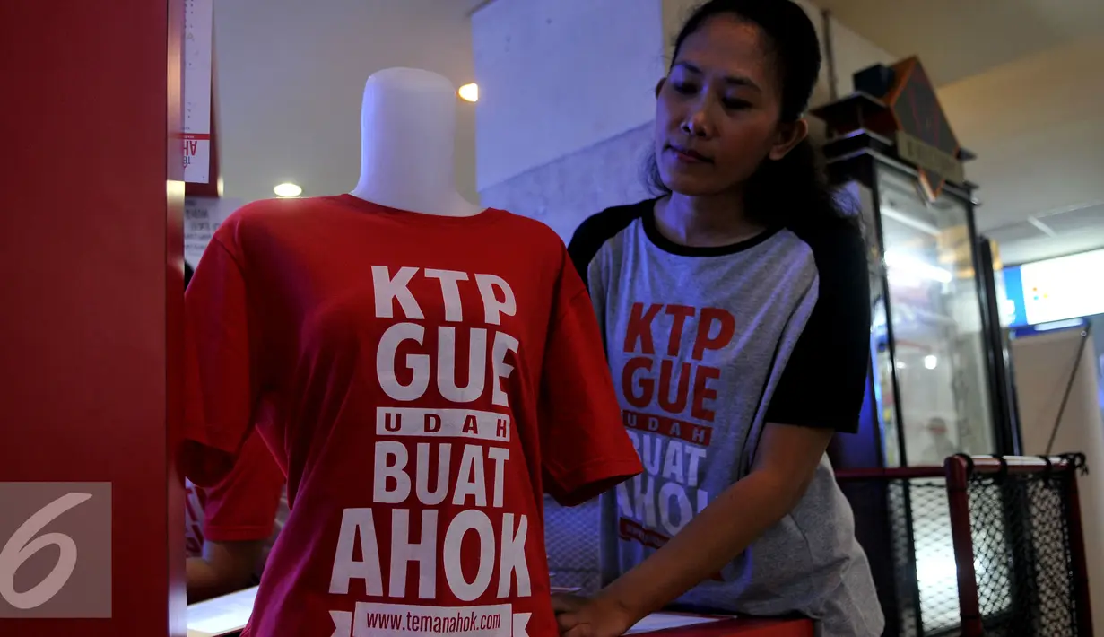 Warga menunjukan baju yang bertuliskan "KTP GUE UDAH UNTUK AHOK" saat memberikan dukungan di salah satu Mal, Jakarta, (25/7/2015). Teman Ahok mengumpulkan satu juta KTP warga Jakarta agar Ahok bisa maju pada Pilkada DKI 2017. (Liputan6.com/Johan Tallo)