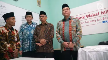 Direktur Astra International, Suparno Djasmin, Ketua Dewan Komisioner OJK, Wimboh Santoso dan CEO FIFGROUP Margono Tanuwijaya berbincang dengan perwakilan pondok pesantren Sunan Gunung Jati Ba’alawy, Semarang,  Sabtu (23/2). (Liputan6.com/HO/Eko)