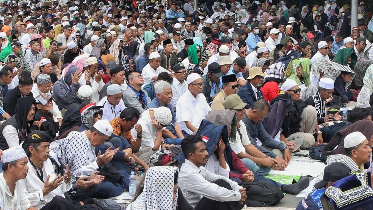 Di sela aksi unjuk rasa tersebut, massa menggelar salat Jumat berjemaah.&nbsp;Liputan6.com/Angga Yuniar