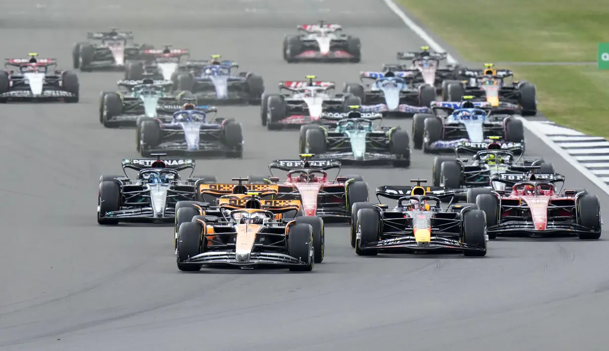 Pembalap McLaren, Lando Norris memimpin balapan diikuti rekannya, Oscar Piastri saat balapan Formula 1 GP Inggris yang berlangsung di Sirkuit Silverstone, Inggris, 9 Juli 2023. (AP Photo/Luca Bruno)