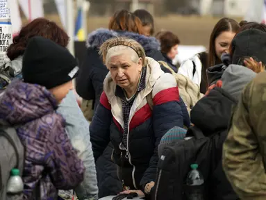 Pengungsi Ukraina tiba di perbatasan di Medyka, Polandia tenggara, pada Rabu (30/3/2022). Badan pengungsi PBB mengatakan kini lebih dari 4 juta orang telah meninggalkan Ukraina, tonggak baru dalam krisis pengungsi terbesar di Eropa sejak Dunia Perang II. (AP/Sergei Grits)