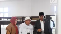 Presiden Jokowi (kanan) bersama Rais Am PBNU KH Ma'ruf Amin (tengah) melihat-lihat Pondok Pesantren An-Nawawi Tanara saat meresmikan Bank Wakaf Mikro di Serang, Banten, Rabu (14/3). (Liputan6.com/Pool/Biro Setpres)