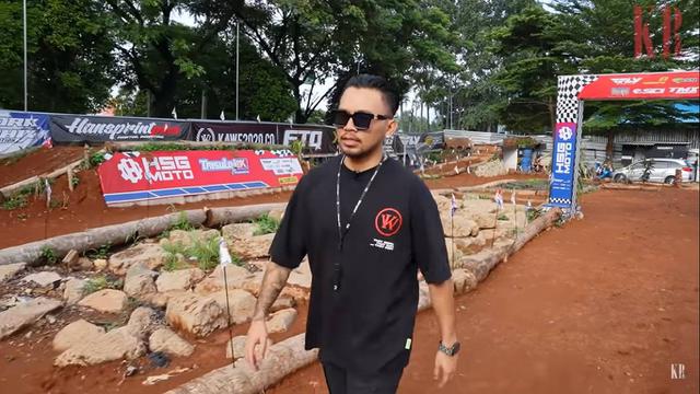 7 Potret Sirkuit Pribadi Roy Ricardo, Taruh Mobil Sebagai Rintangan