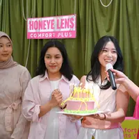 Honeyelens merayakan milestone spesial ini dengan cara yang berbeda.