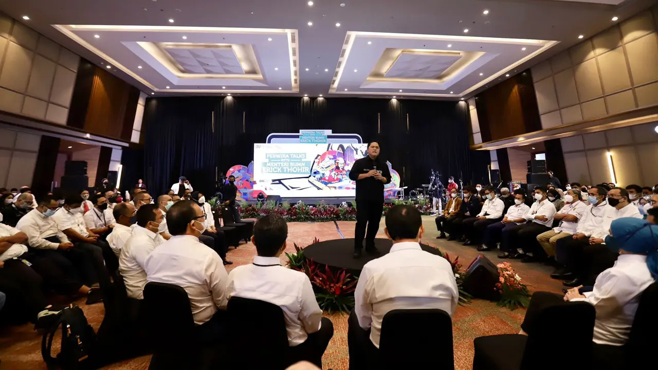 Menteri BUMN Erick Thohir menyambangi para pekerja Pertamina di Gedung Grha Pertamina, Jakarta. Foto: Pertamina