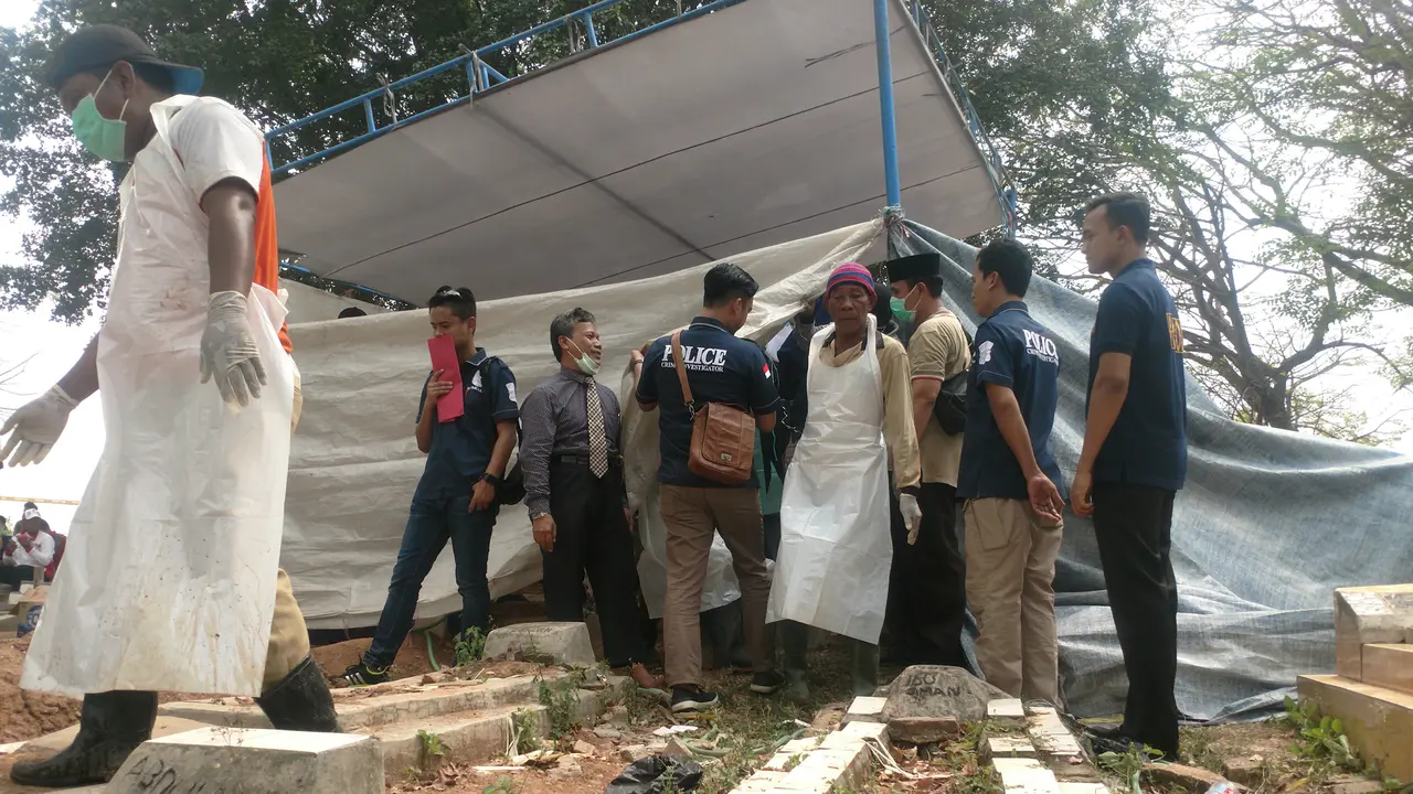 Polisi membongkar makam pria dibakar hidup-hidup