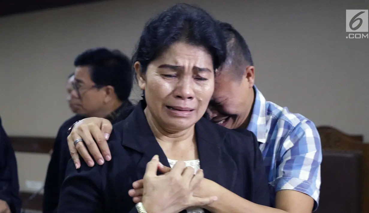 Hakim adhoc Pengadilan Tipikor Medan nonaktif, Merry Purba dipeluk kerabatnya usai menjalani sidang putusan di Pengadilan Tipikor, Jakarta, Kamis (16/5/2019). Merry divonis bersalah menerima suap dari pengusaha Tamin Sukardi dan dihukum 6 tahun penjara denda Rp 200 juta. (Liputan6.com/Helmi Fithrian