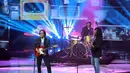 Yon Koeswoyo membawakan lagu 'Tak Bisakah'  yang dipopulerkan Peterpan. Sambil memainkan gitarnya, Yon menyanyikan lagu Ariel Cs secara upbeat. (Adrian Putra/Bintang.com)