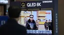 Seorang pria menonton layar TV yang menampilkan program berita yang melaporkan tentang rudal Korea Utara, di stasiun kereta api di Seoul, Korea Selatan, Jumat (11/3/2022).  Kim Jong Un memerintahkan para pejabatnya untuk memperluas fasilitas peluncuran satelit untuk menembak. (AP Photo/Lee Jin-man)