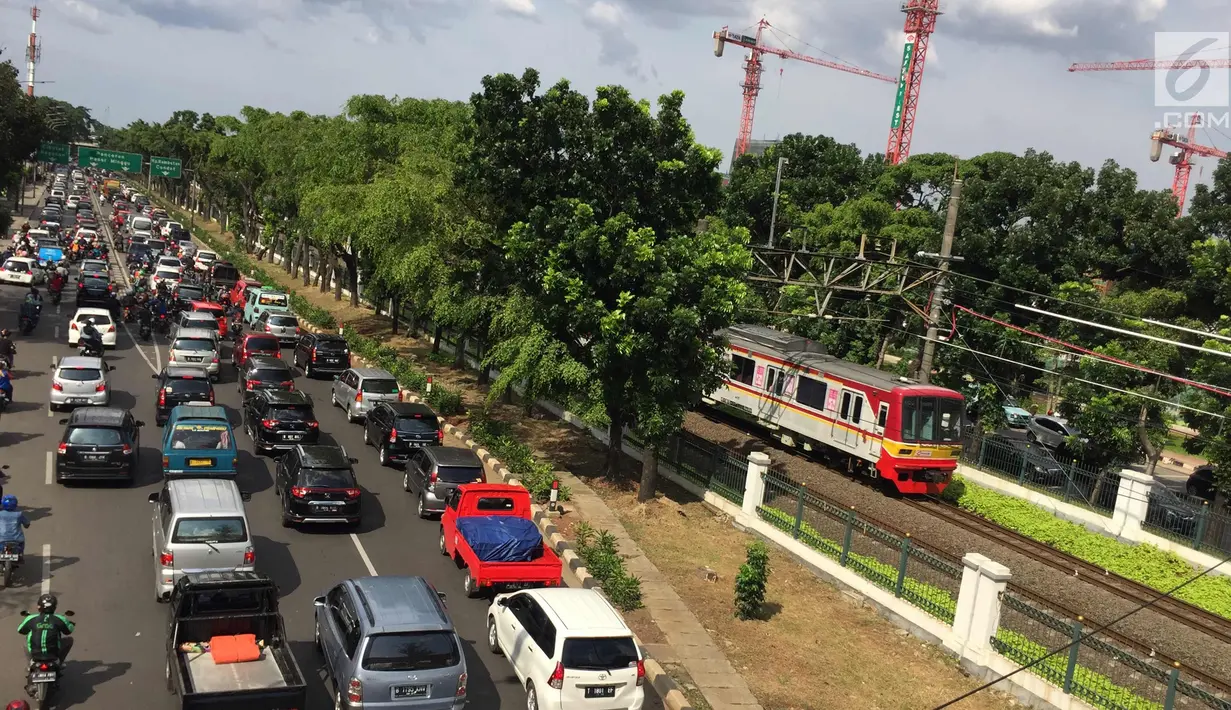 Suasana kemacetan di kawasan Tanjung Barat, Jakarta Selatan, Senin (1/1). Tingginya volume kendaraan menyebabkan Jakarta tetap mengalami kemacetan meskipun pada saat libur Tahun Baru. (Liputan6.com/Immanuel Antonius)